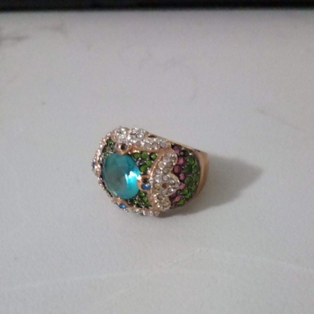 Elegant Gold and Green Gemstone Ring